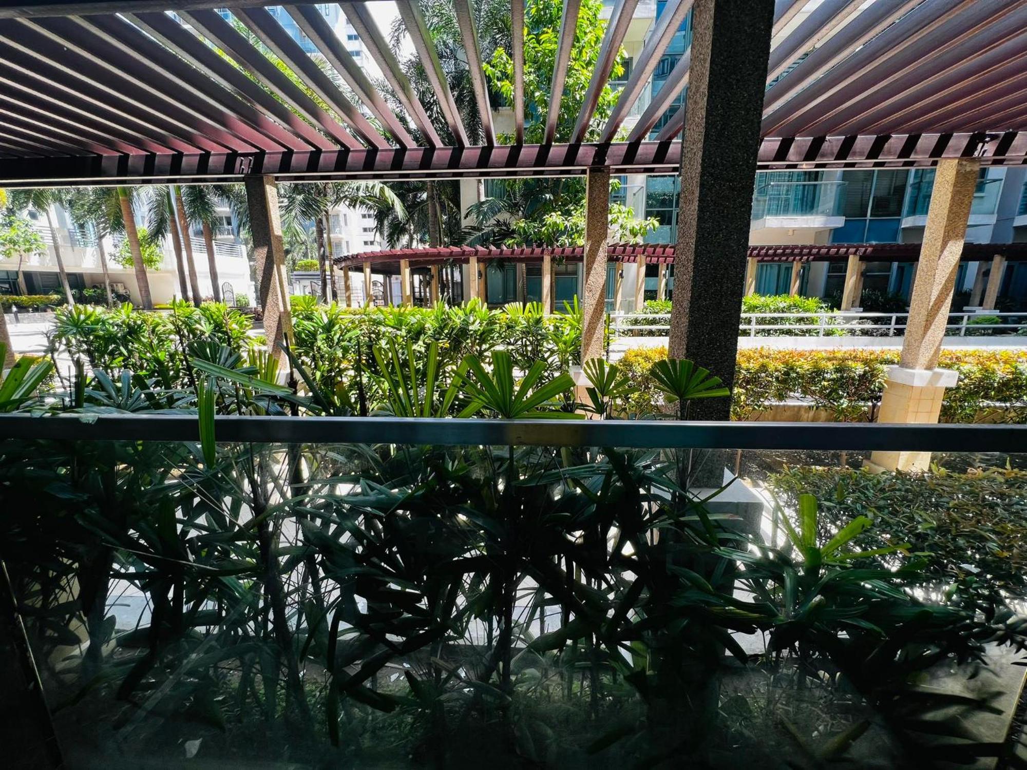 One Palm Tree Villas Condominium - Studio 2Nd Fl With Balcony - Across Terminal 3 Airport Pasay Exterior photo