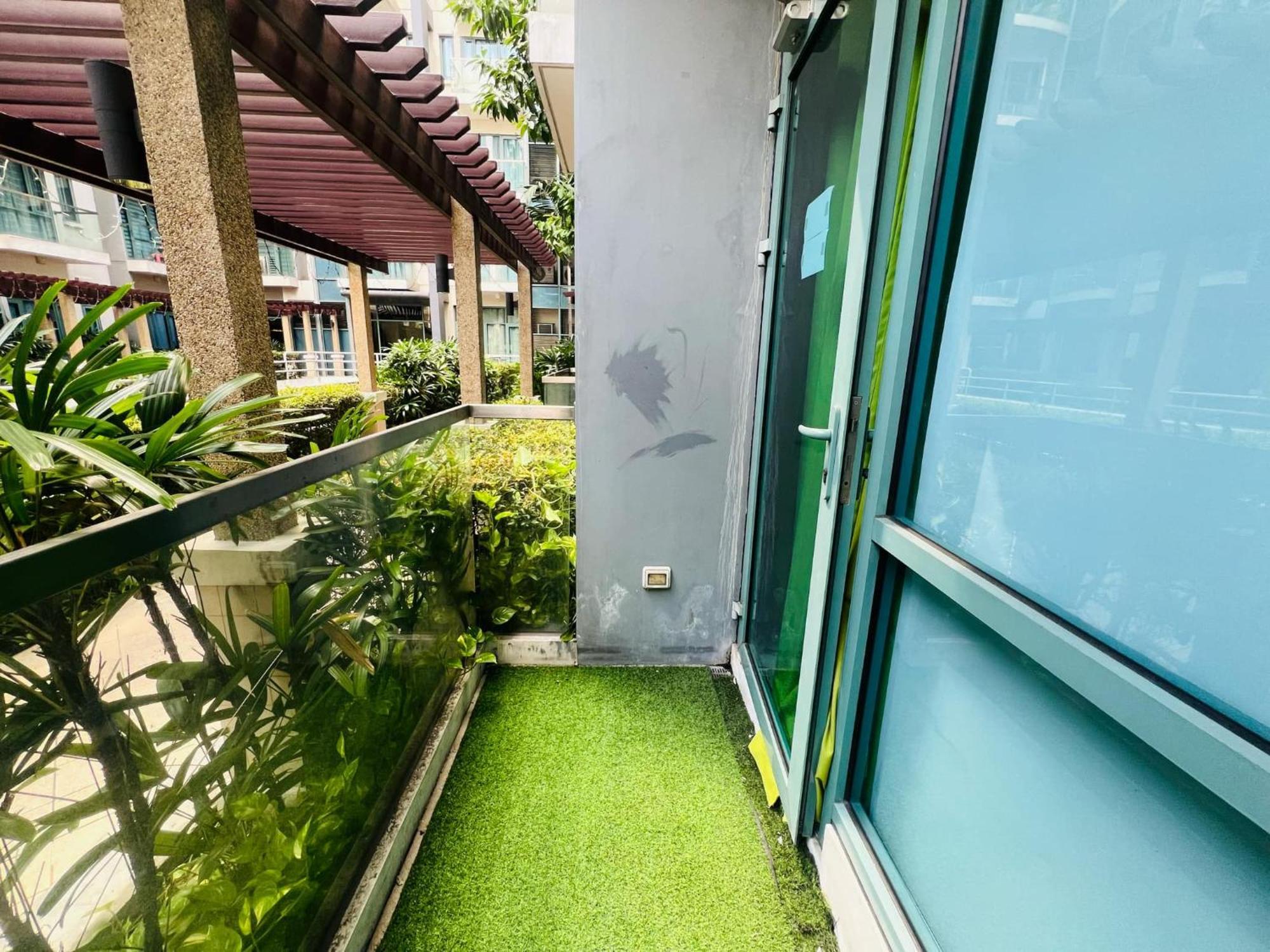 One Palm Tree Villas Condominium - Studio 2Nd Fl With Balcony - Across Terminal 3 Airport Pasay Exterior photo